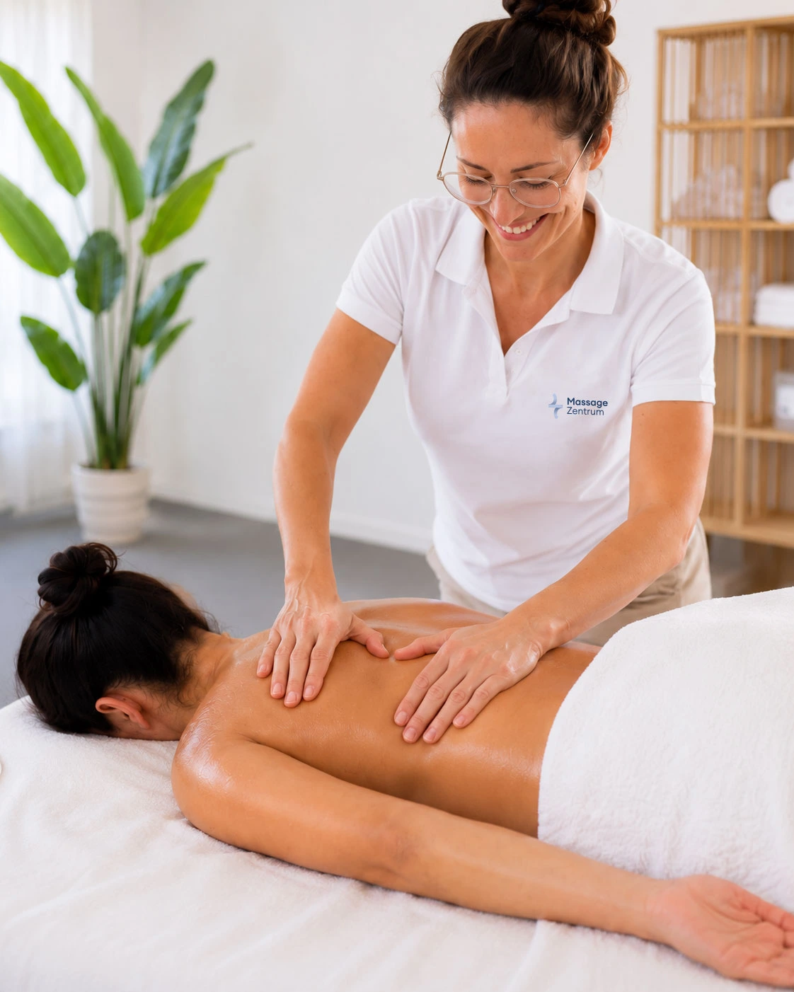 Medizinische Massage im Behandlungsraum in Baar, Baar